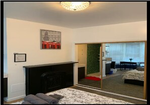 1 dormitorio, escritorio, tabla de planchar con plancha y wifi