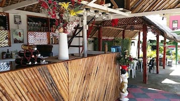 2 restaurants, breakfast served