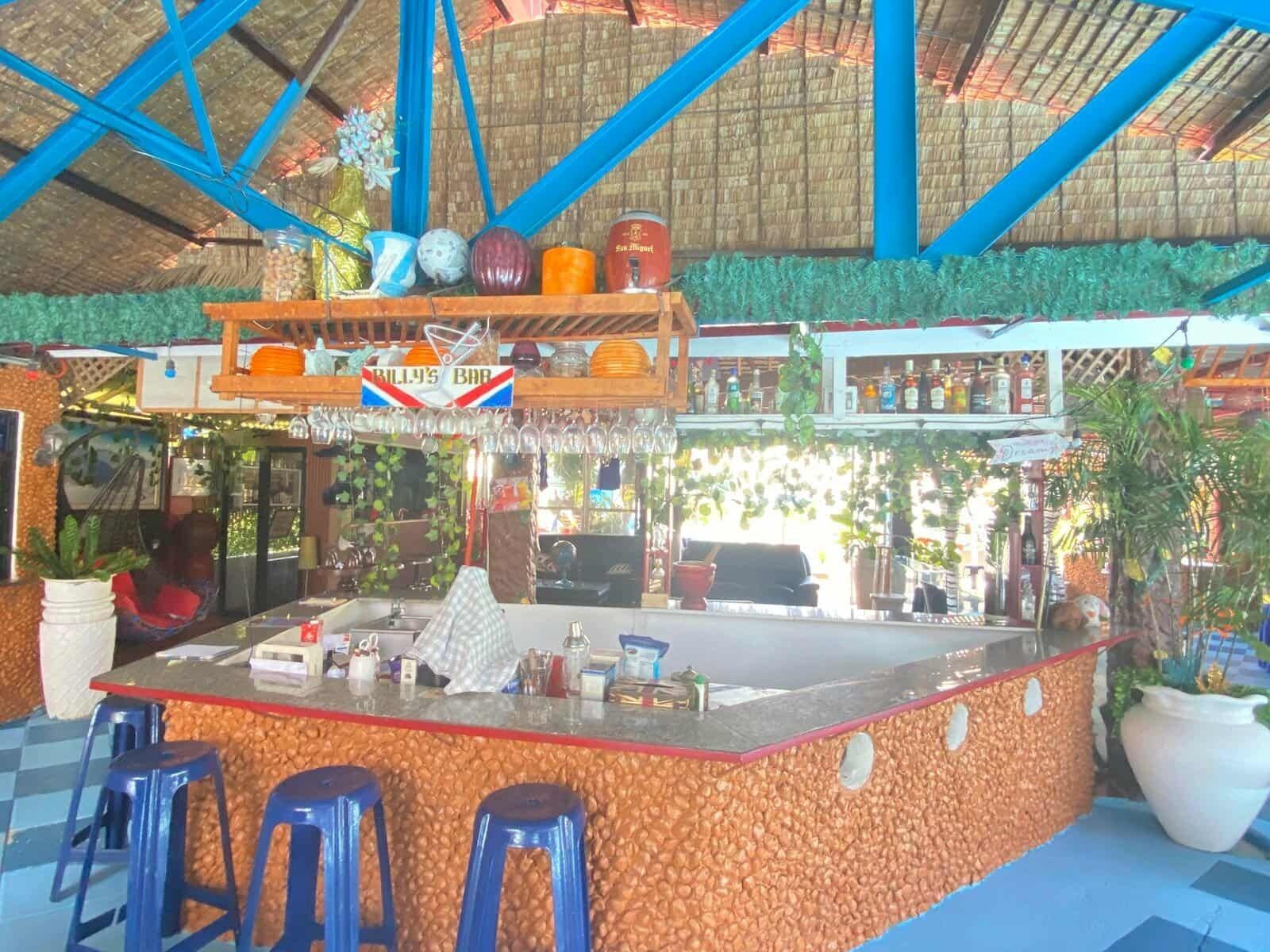 2 restaurants, breakfast served