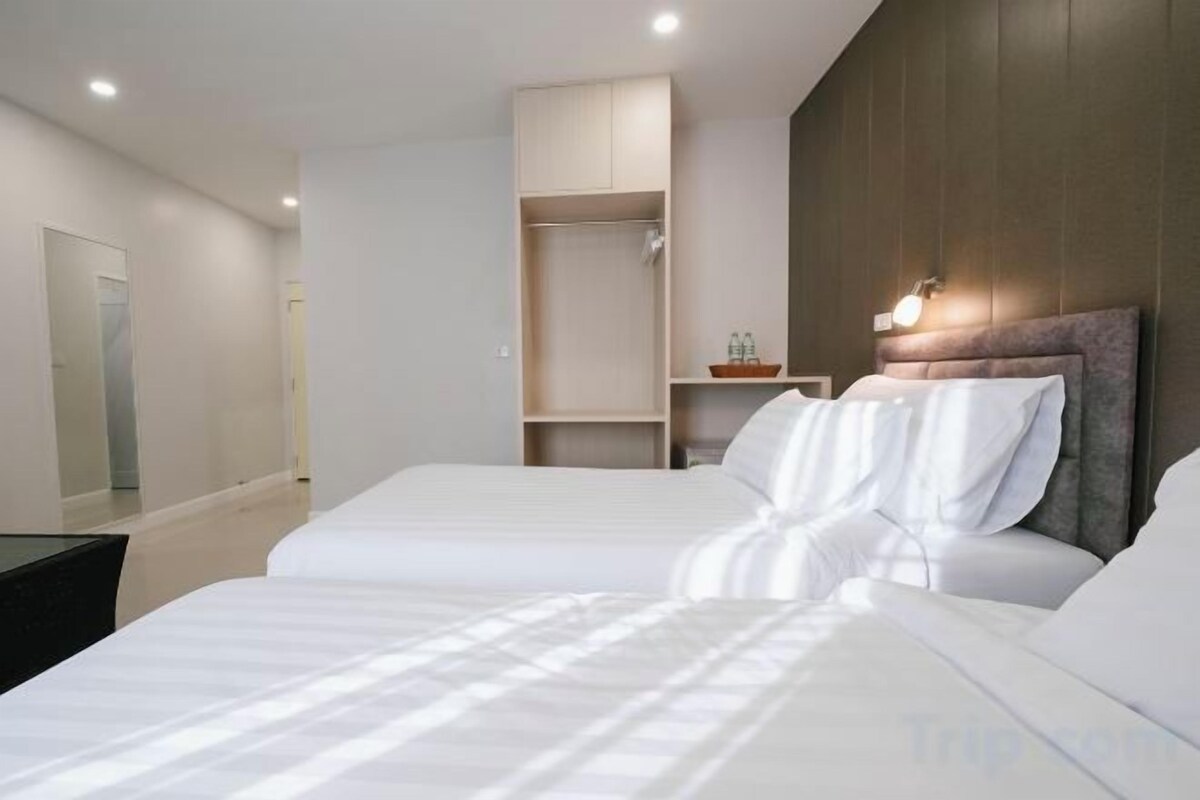 Desk, WiFi (free), bed sheets