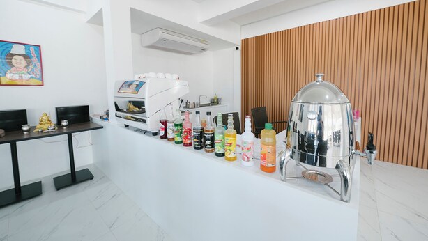 A bar area with a variety of beverages and a coffee machine. - Eng Fah Luang Hotel (Chiang Rai)