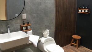 Kamar Deluks, pemandangan kota | Kamar mandi | Shower, handuk, sabun, dan sampo