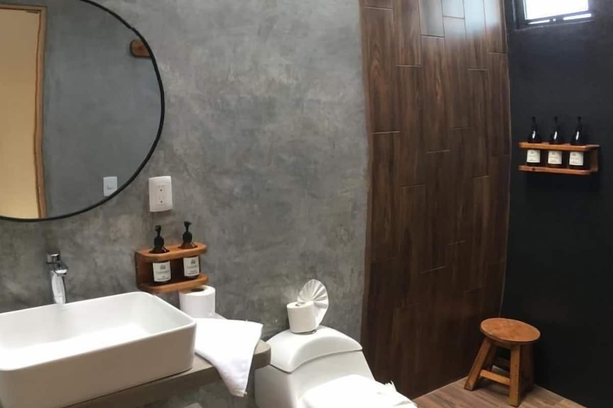 Deluxe Room, City View | Bathroom | Shower, towels, soap, shampoo