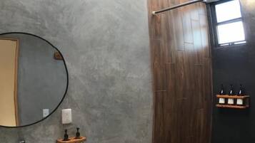 Habitación Deluxe, vista a la ciudad | Baño | Regadera, toallas, jabón, shampoo