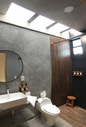 Quarto luxo, vista para a cidade | Banheiro | Chuveiro, toalhas de banho, sabonete, shampoo