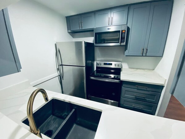 Geladeira, micro-ondas, fogão, cooktop
