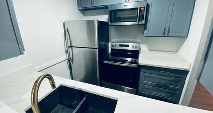 Modern 2B | Free Parking + Wi-Fi | Near IAH & DT