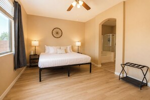 4 habitaciones, escritorio y tabla de planchar con plancha
