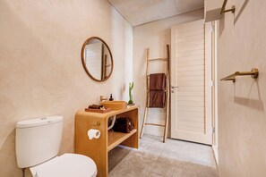 Shower, hair dryer, slippers, towels - KALM Bali (Canggu)