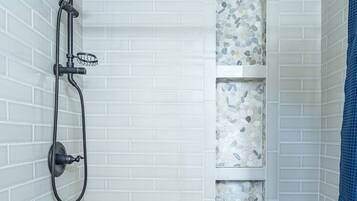 Suihku, hiustenkuivaaja, pyyhkeet