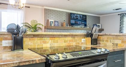 Save Midweek! 3BR Near Lake Acworth & Downtown