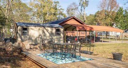 Save Midweek! 3BR Near Lake Acworth & Downtown