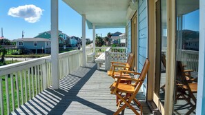 Terrace/patio - Charming Beachfront Cottage with Stunning Ocean Views (Galveston)