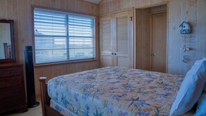 3 bedrooms, iron/ironing board, free WiFi, bed sheets - Charming Beachfront Cottage with Stunning Ocean Views (Galveston)