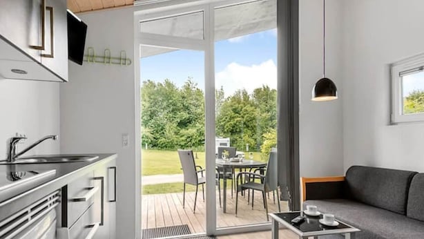Una cucina moderna con una porta scorrevole in vetro che dà su un patio esterno.