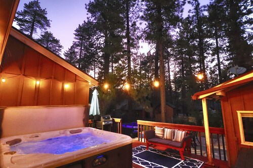 Starry Nights Lodge - Hot tub, Game Room, Walk to the Marina, Dogs Ok