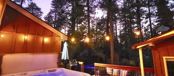 Starry Nights Lodge - Hot tub, Game Room, Walk to the Marina, Dogs Ok