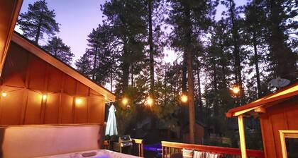 Starry Nights Lodge - Hot tub, Game Room, Walk to the Marina, Dogs Ok