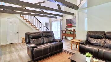 Smart TV, chimenea y videojuegos