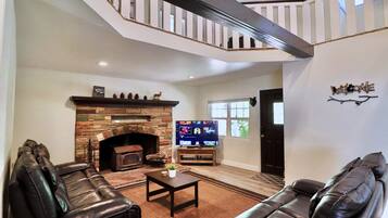 Smart TV, chimenea y videojuegos