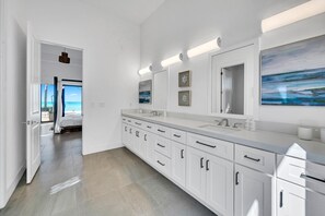 4 habitaciones, tabla de planchar con plancha y cuna de viaje 
