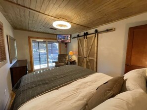 4 bedrooms, desk, iron/ironing board, WiFi