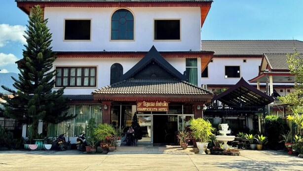A traditional building with a sign reading "Khamphaeth Hotel". - Khampaseuth Hotel (Vang Vieng)