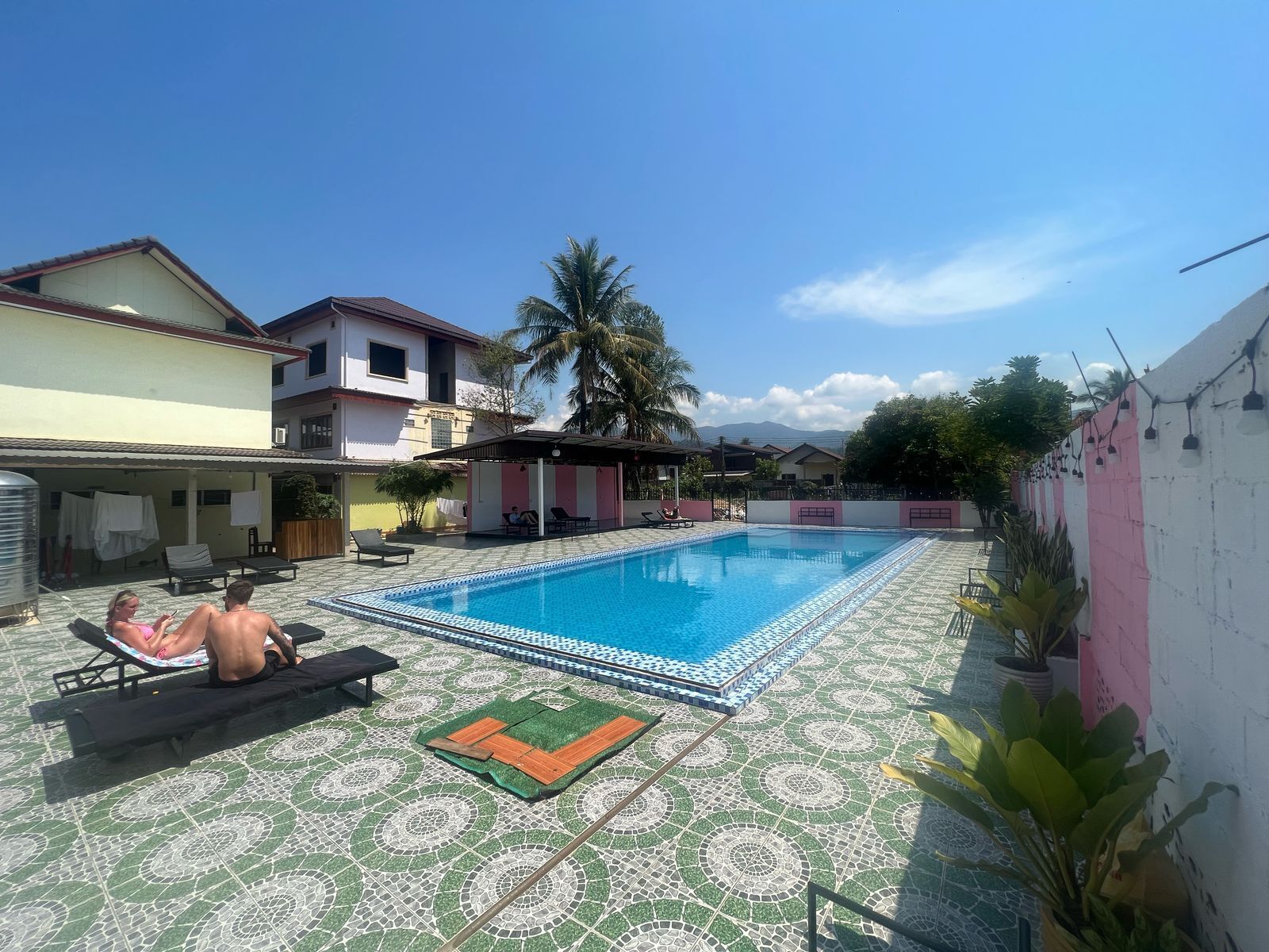 Una piscina cubierta, una piscina al aire libre