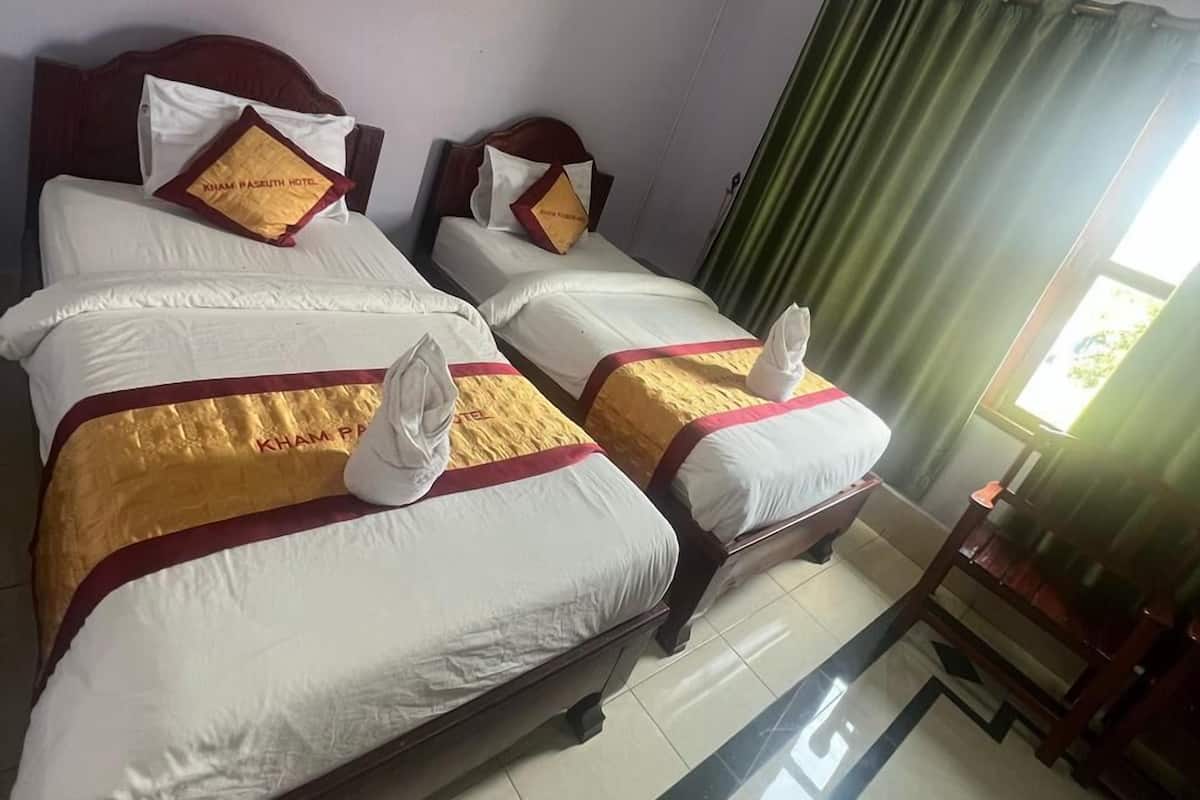Habitación superior con 2 camas individuales, vistas al jardín | Escritorio, espacio para trabajar con un portátil, wifi gratis