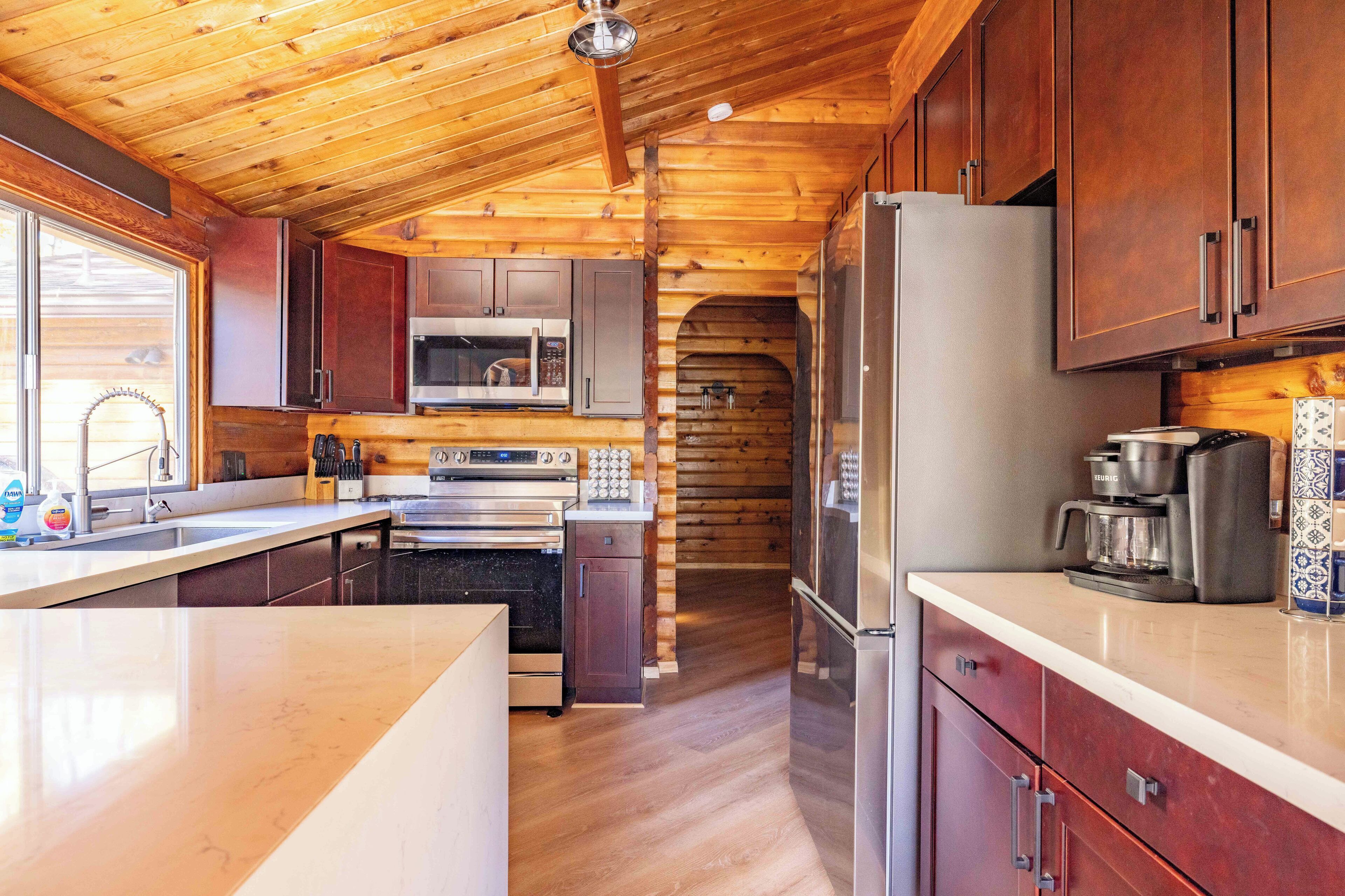 冷蔵庫、電子レンジ、オーブン、コンロ