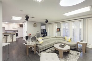 Télévision, cheminée, espaces bureaux