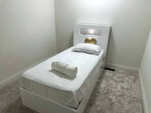 3 bedrooms, iron/ironing board, WiFi, bed sheets - Golden House Comfort & Style (Clarington)