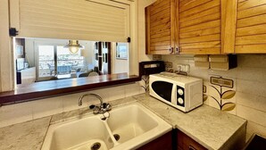 Interior - Feel the sea breeze from your balcony overlooking the port. (l'Escala)