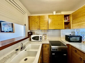 Kühlschrank, Mikrowelle, Ofen, Wasserkocher mit Kaffee-/Teezubehör