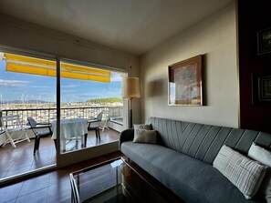 TV - Feel the sea breeze from your balcony overlooking the port. (l'Escala)