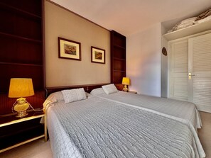 2 bedrooms, Internet - Feel the sea breeze from your balcony overlooking the port. (l'Escala)