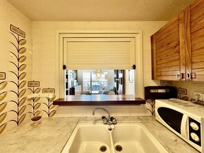 Interior - Feel the sea breeze from your balcony overlooking the port. (l'Escala)