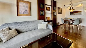 Living area - Feel the sea breeze from your balcony overlooking the port. (l'Escala)