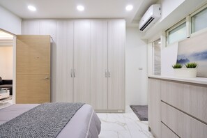 3 habitaciones, escritorio y tabla de planchar con plancha