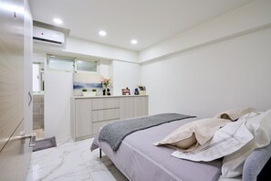 3 habitaciones, escritorio y tabla de planchar con plancha