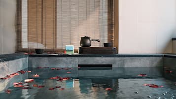 Studio suite | Badkamer | Een aparte badkuip en douche, een haardroger, pantoffels, handdoeken