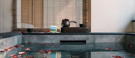 Studiosuite | Badezimmer | Badewanne und Dusche (separat), Haartrockner, Hausschuhe, Handtücher