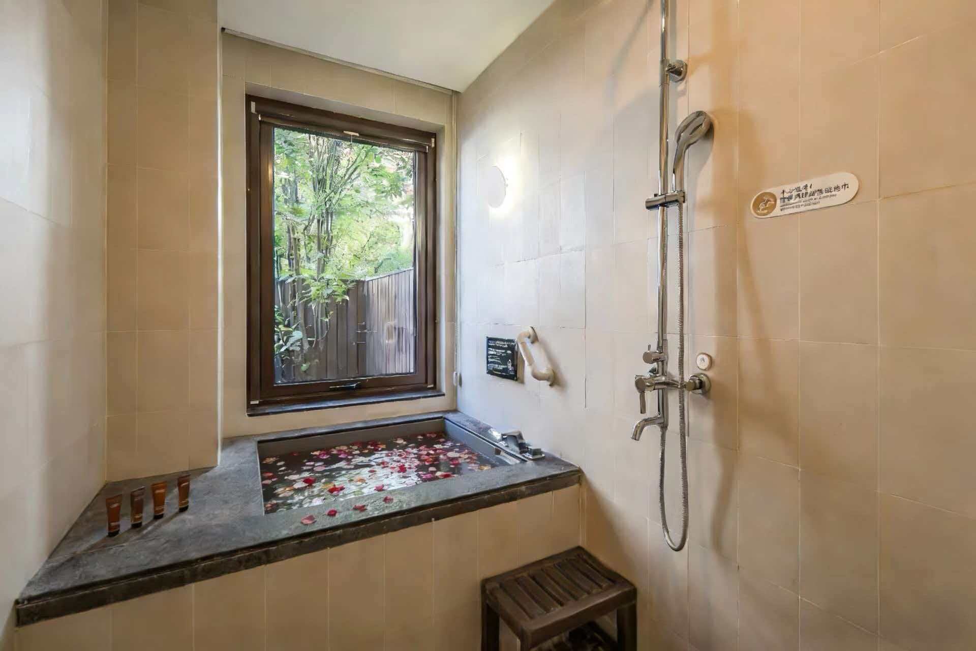 Rom – comfort | Bad | Separat badekar og dusj, hårføner, tøfler og håndklær