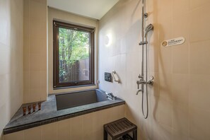 Baignoire et douche séparées, sèche-cheveux, chaussons