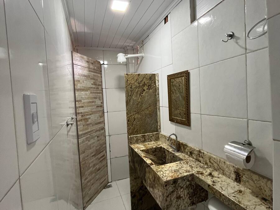 Habitación cuádruple estándar | Baño | Ducha, toallas, jabón y papel higiénico
