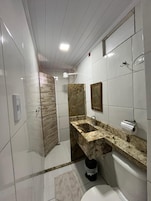 Habitación cuádruple estándar | Baño | Ducha, toallas, jabón y papel higiénico