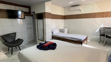Quarto quádruplo standard | Escrivaninha, espaço de trabalho para notebook