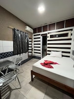 Habitación económica con 1 cama doble o 2 individuales | Escritorio y espacio para trabajar con un portátil