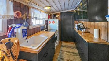 Fridge, oven, stovetop, coffee/tea maker