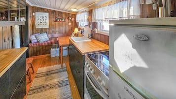Refrigerador, horno, parrilla de estufa y cafetera y tetera